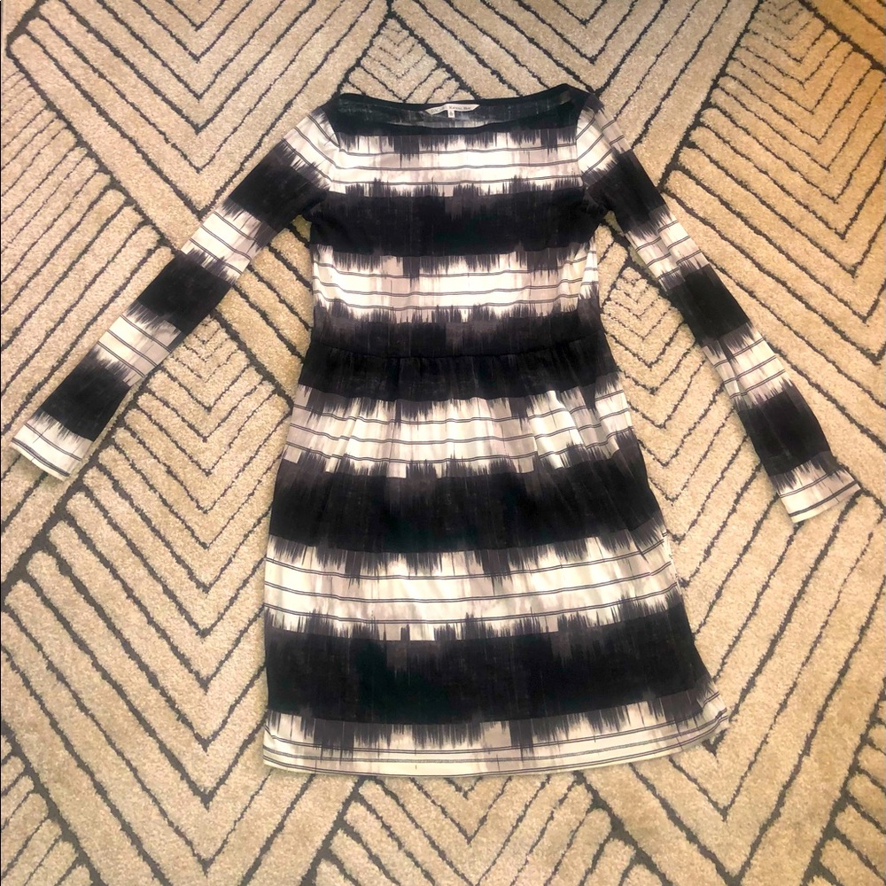 Rachel Roy XL long sleeve dress. Abstract print with elastic waist, boatneck.